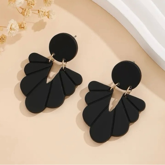 Black Carved Pattern Earrings Acrylic Dangle Earrings Vintage Inspired Pottery - Picture 3 of 3